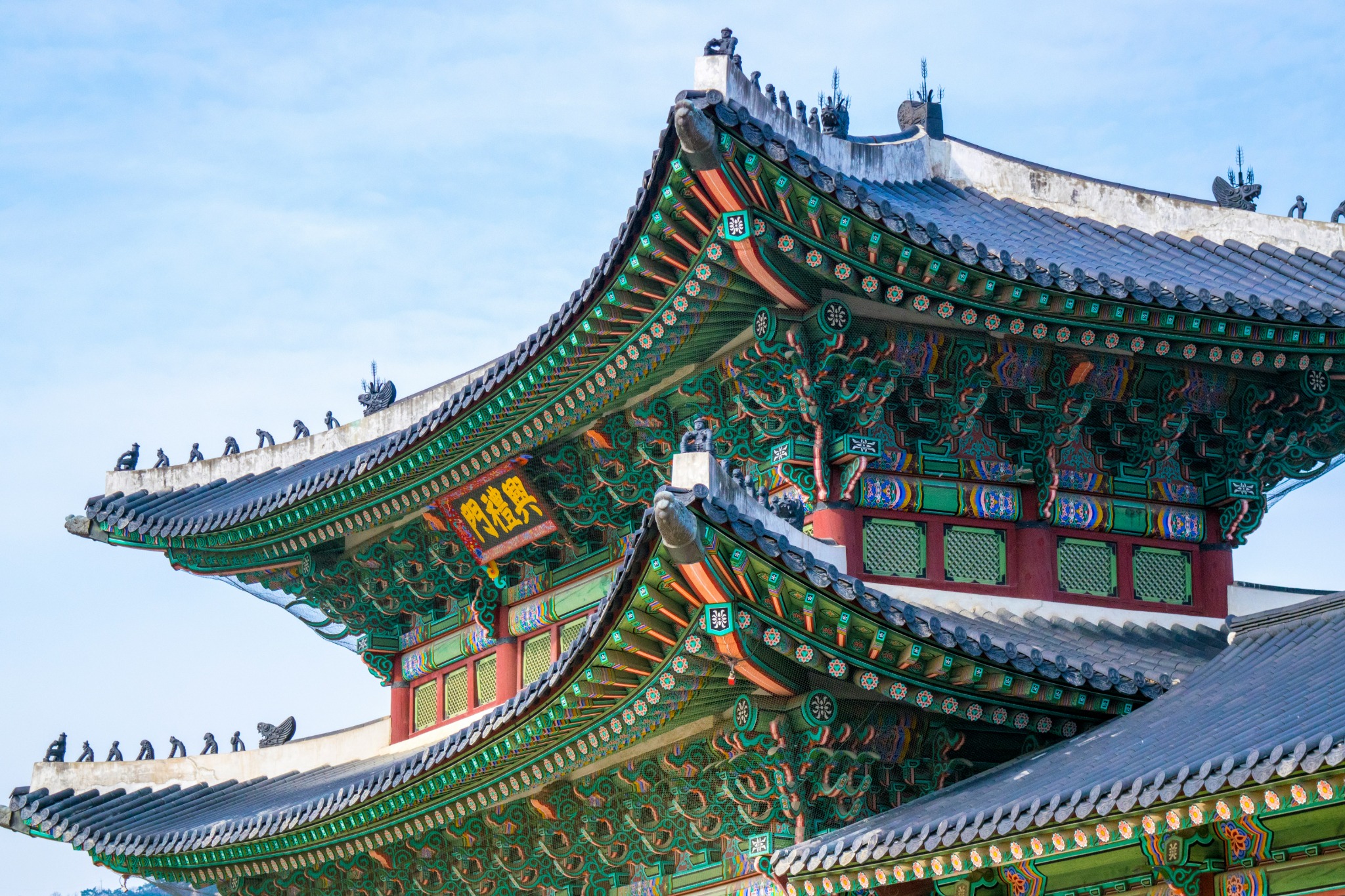 Colourful traditional Korean architecture on the Korea Meditation Tour
