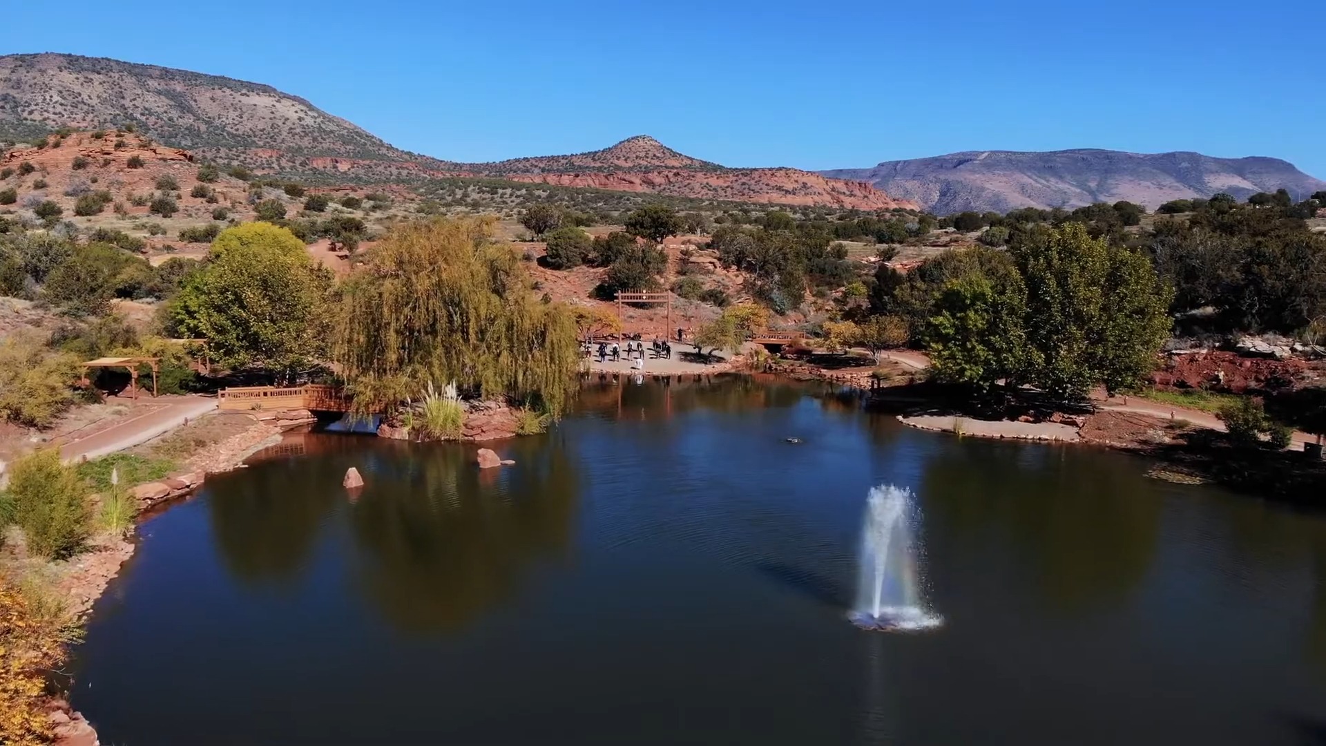 Lake, fountain and mountain view at Sedona Mago